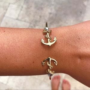 Gold anchor bracelet